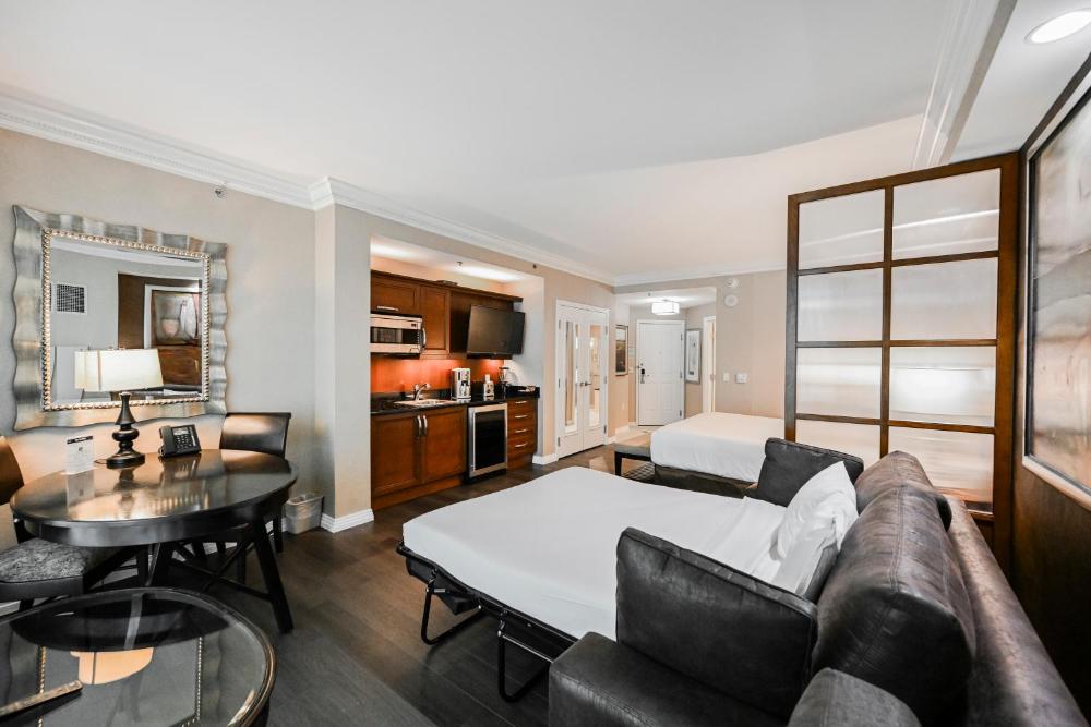 Remodeled Studio - Strip View & Balcony interior